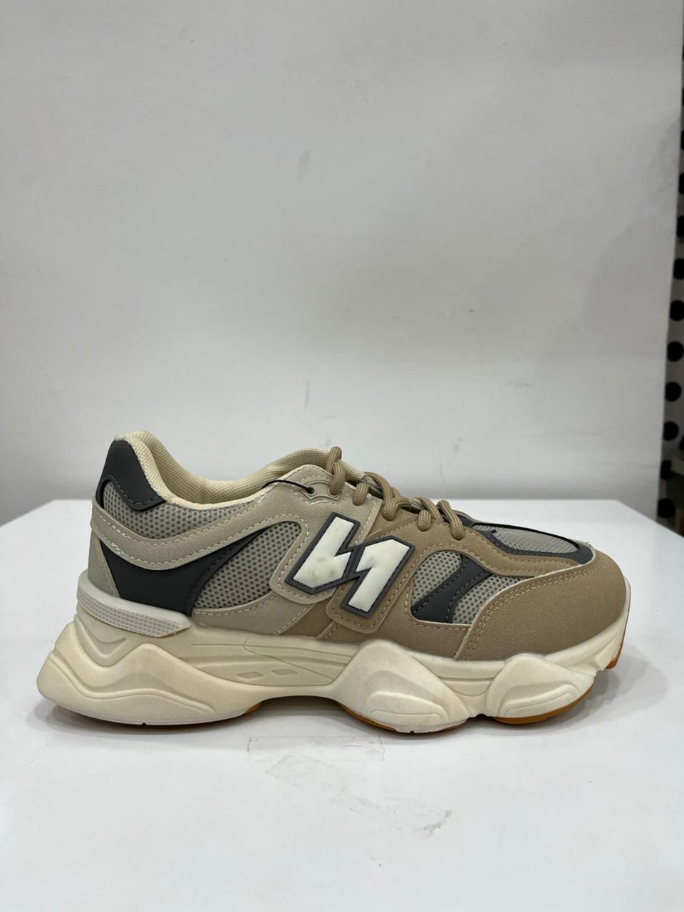 n906/182 كوتشى نيوبلانس ترجم